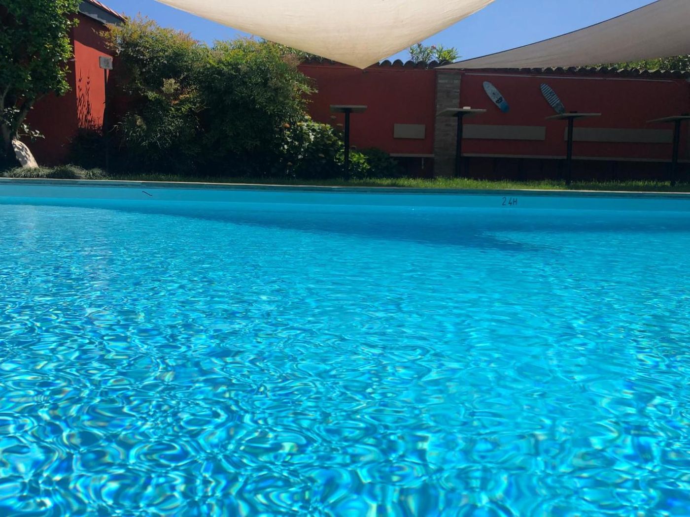 Acqua turchese della piscina di Villa La Canonica