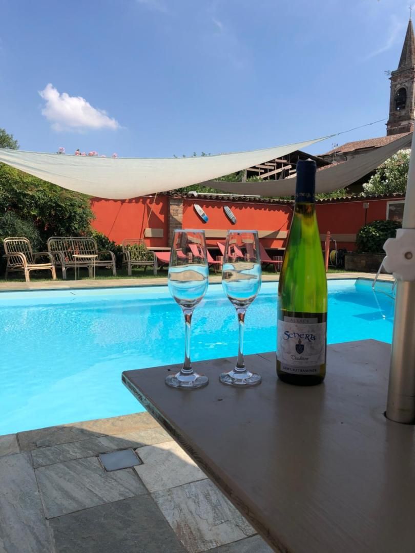 Aperitivo con calici di bollicine a bordo piscina