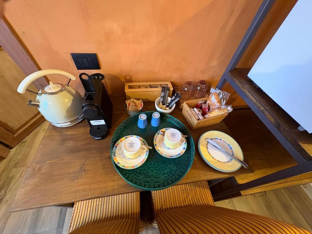Angolo caffè con bollitore e colazione italiana a Villa La Canonica