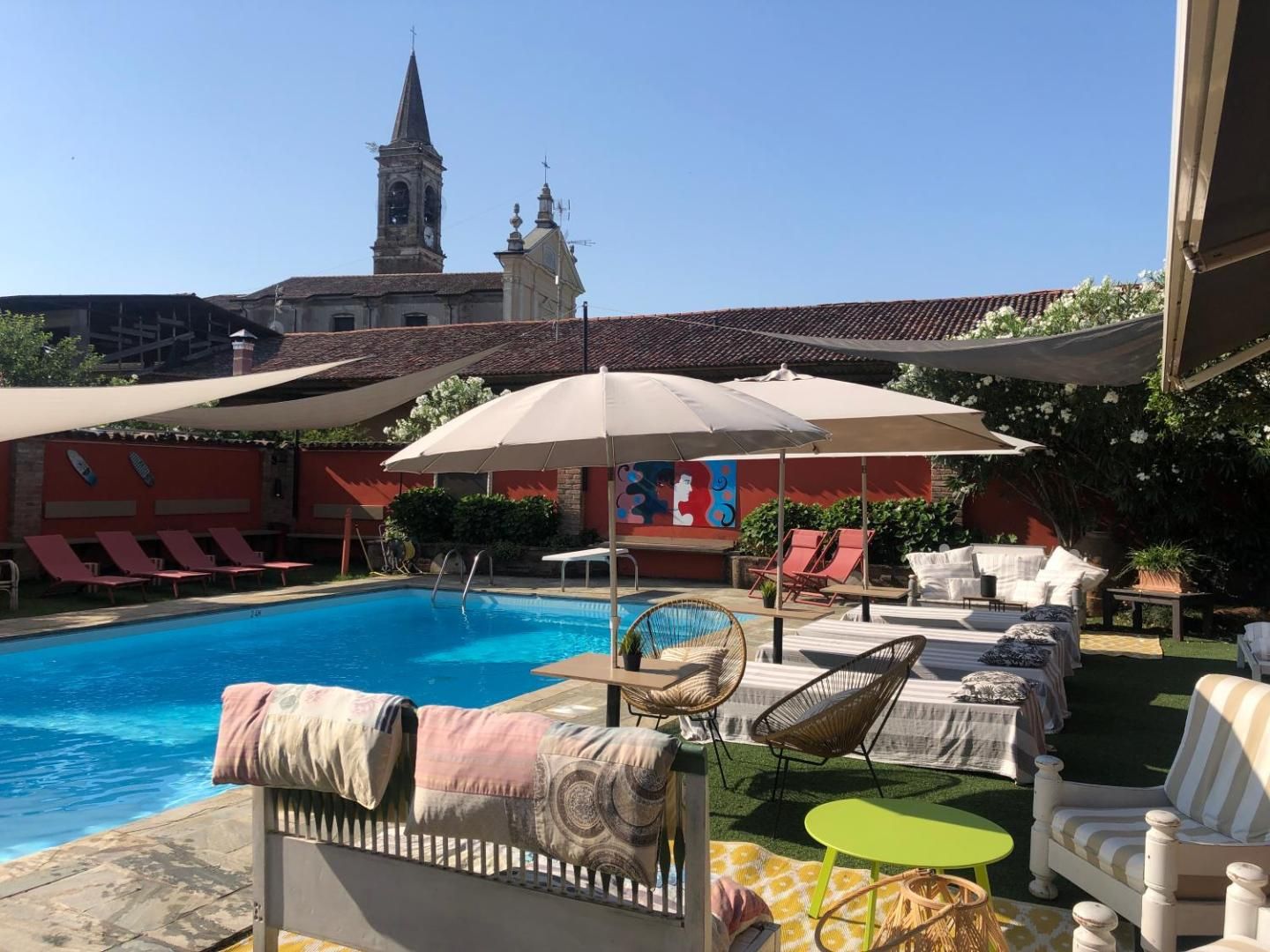 La piscina di Villa La Canonica con il campanile di Padernello sullo sfondo